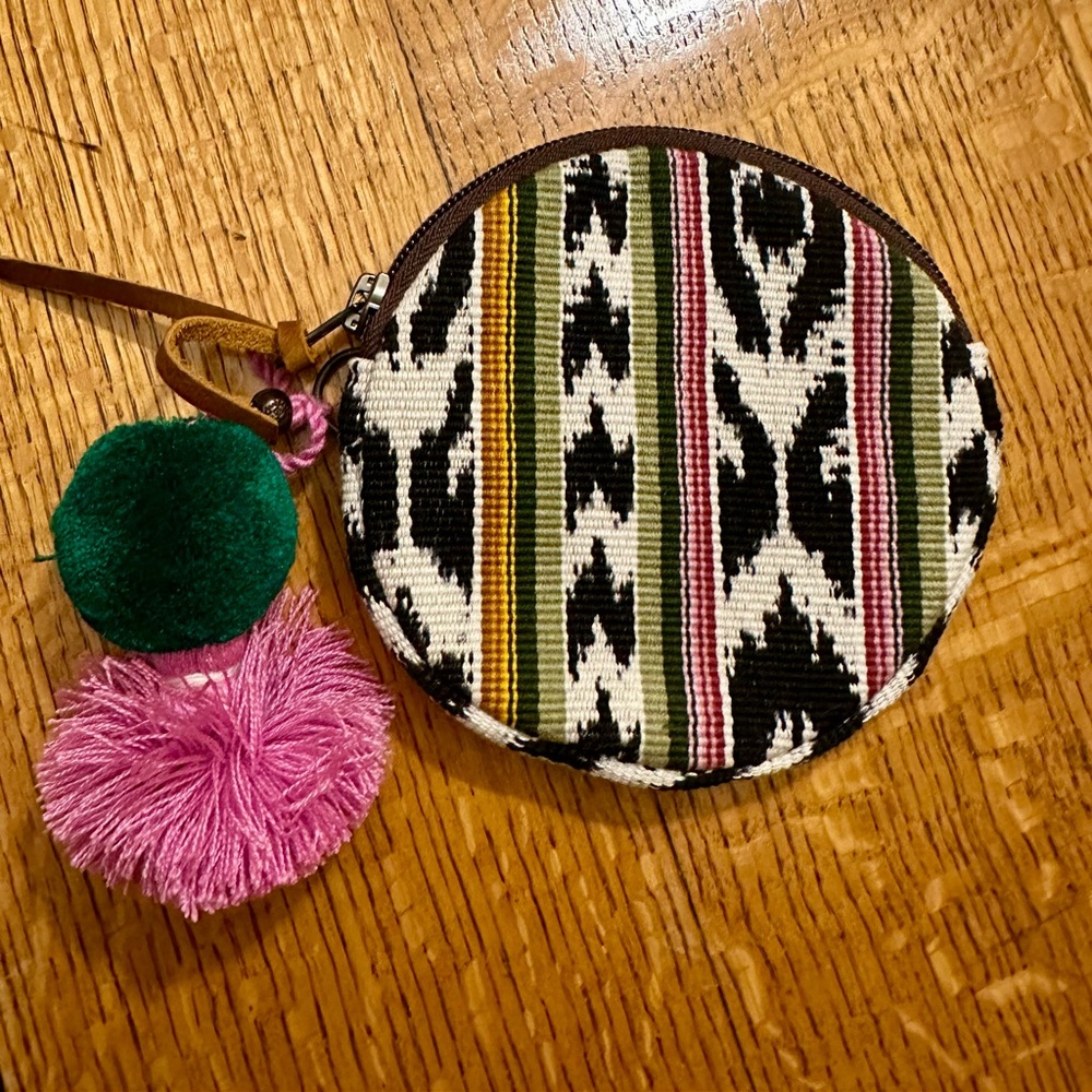 Nena & Co round coin purse with pom pom